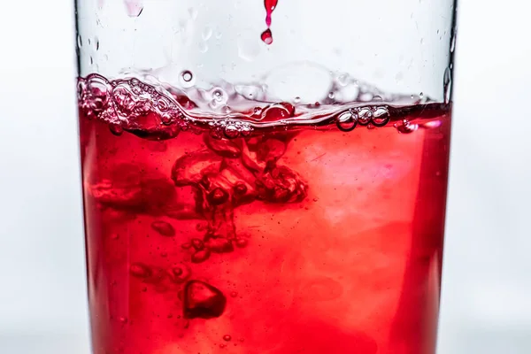 Liquide Rouge Versé Dans Verre Fond Blanc — Photo