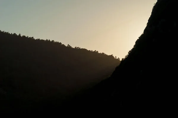 Sun Setting Last Rays Passing Hills — Stock Photo, Image
