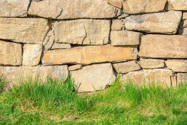 Mur Pierre Derrière Une Pelouse Herbe — Photo