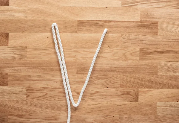 Betű Fehér Kötéllel Egy Fából Készült Asztalon — Stock Fotó