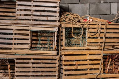 Geleneksel ıstakoz tuzakları içeride saklanır..