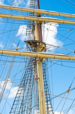 Eski ahşap yelkenli geminin direkleri..