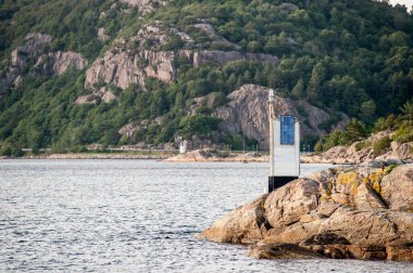 Kayalık kayalıklarda iki navigasyon ışığı