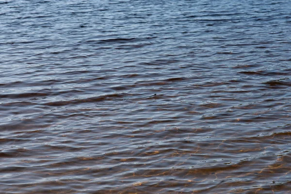 Wasser Plätschert Auf Einem Kleinen See — Stockfoto