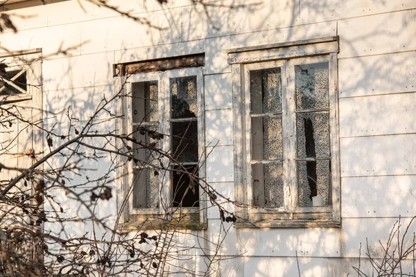 Asbest Duvarlı Terk Edilmiş Eski Bir Evin Kırık Camları — Stok fotoğraf