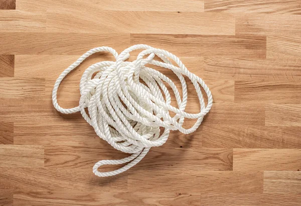 Weißes Seil Auf Einem Holztisch — Stockfoto