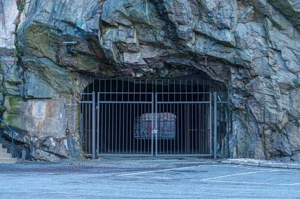 Metalltore Blockieren Einen Tunnel Durch Einen Berg — Stockfoto