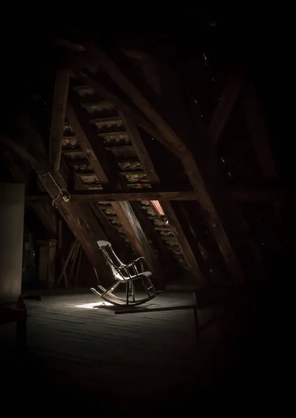 Einsamer Hölzerner Schaukelstuhl Auf Einem Dachboden — Stockfoto