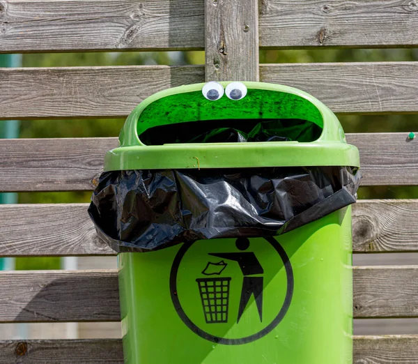 Google Augen Auf Einen Grünen Mülleimer Der Auf Einem Holzzaun — Stockfoto
