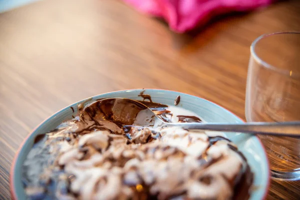 테이블 아이스크림에 초콜릿 — 스톡 사진