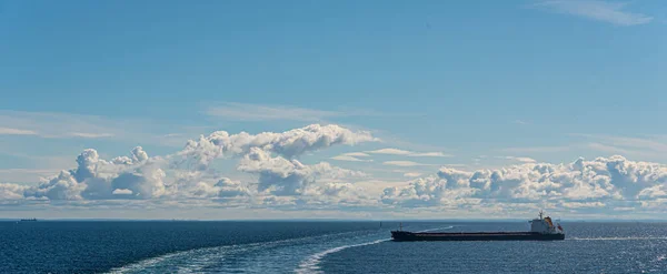 Navio Tanque Passando Rastro Uma Balsa Dia Verão — Fotografia de Stock