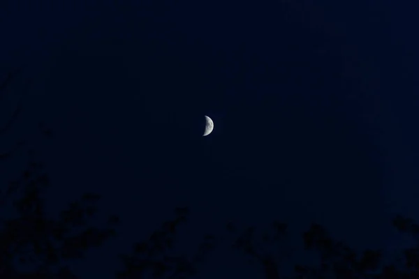 在漆黑的夜晚有可见陨石坑的新月 — 图库照片