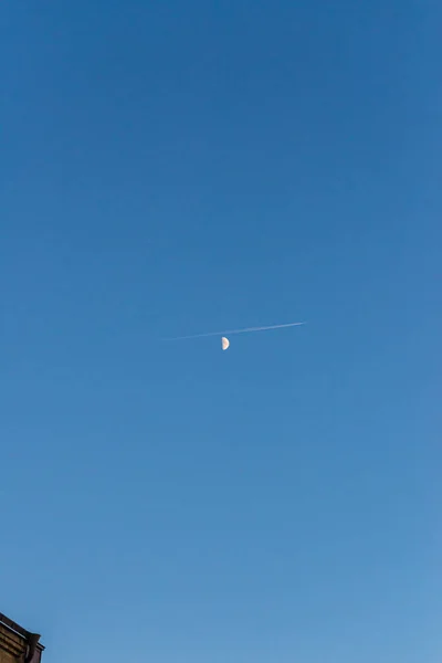晚上从月球边缘飞过的飞机 — 图库照片