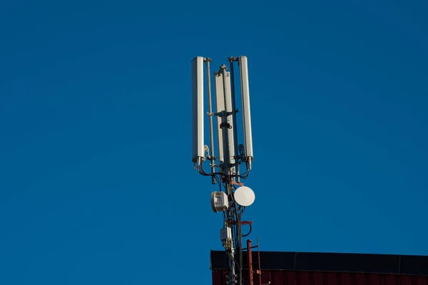 Bir Binanın Mobil Telekomünikasyon Antenleri — Stok fotoğraf