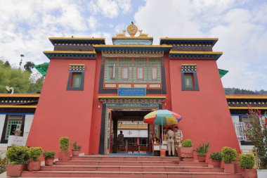 Sikkim, Hindistan - 19 Haziran 2019: Rumtek Manastırının ana kapısı Sikkim, Hindistan 'da sıkı korunuyor