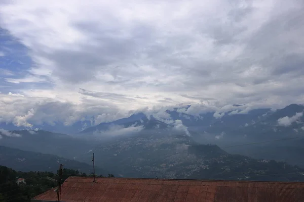 Nuvens Pequenas Cidades Com Muitas Casas Nas Montanhas Filmadas Dia — Fotografia de Stock