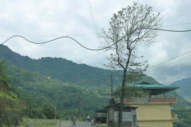Hindistan, Sikkim dağlarında bir yol ve yol boyunca uzanan elektrik kabloları.