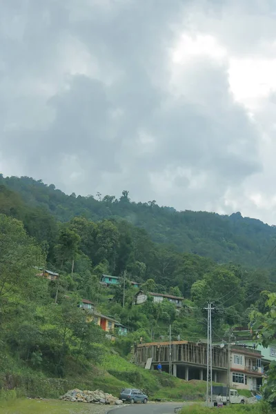 Egy Sikkim Hegyein Indiában Elektromos Vezetékek Futnak Végig Úton — Stock Fotó