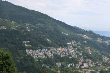Dağların manzarası ve üzerinde renkli evler olan küçük kasabalar Sikkim, Hindistan 'da