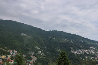 Dağların manzarası ve üzerinde renkli evler olan küçük kasabalar Sikkim, Hindistan 'da