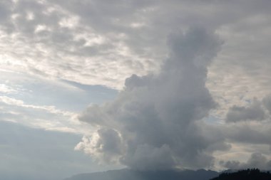 Akşam gökyüzü dağların üzerinde bulutlarla