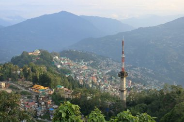 Dağların ardında küçük bir kasaba.