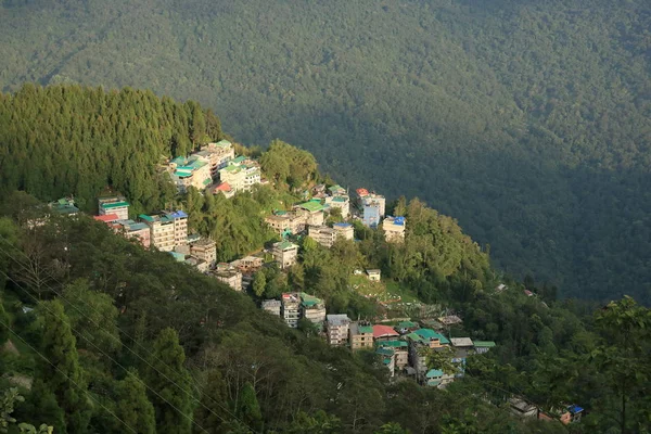 Pequeño Pueblo Sobre Montaña Disparado Desde Cima Luz Del Sol — Foto de Stock