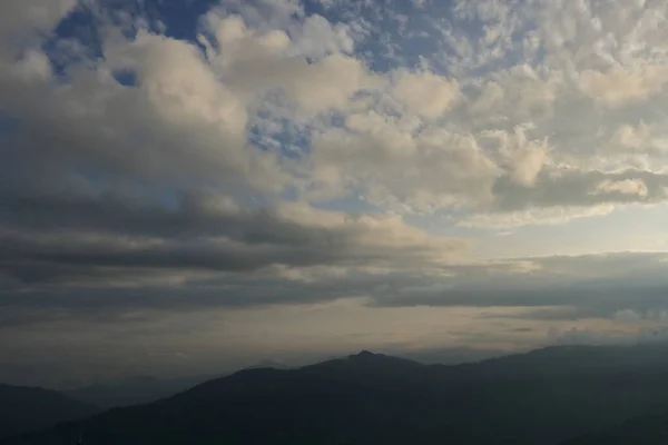 夜晚的天空 云彩笼罩群山 — 图库照片