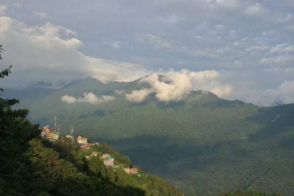 印度锡金的高山景观和上面的小房子 — 图库照片