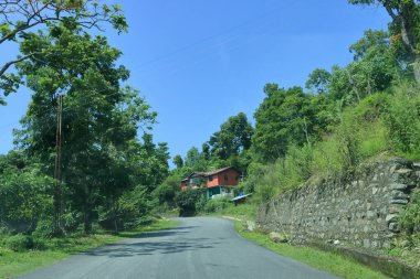 Hindistan 'ın Sikkim Ormanı' ndan geçen dağlarda bir yol.