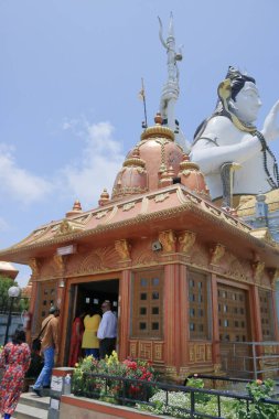 İnsanlar Lord Shiva tapınağını ve Namchi Sikkim Hindistan 'daki Char dham' daki büyük efendi Shiva heykelini ziyaret ediyor.