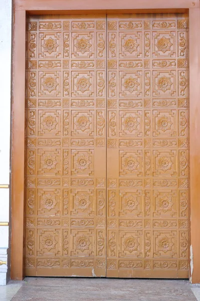 Porta Madeira Velha Templo Que Tem Desenhos Detalhe Decorações Nele — Fotografia de Stock