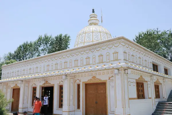 Люди Які Відвідують Храм Сай Чар Дамі Намчі Сіккім Індія — стокове фото