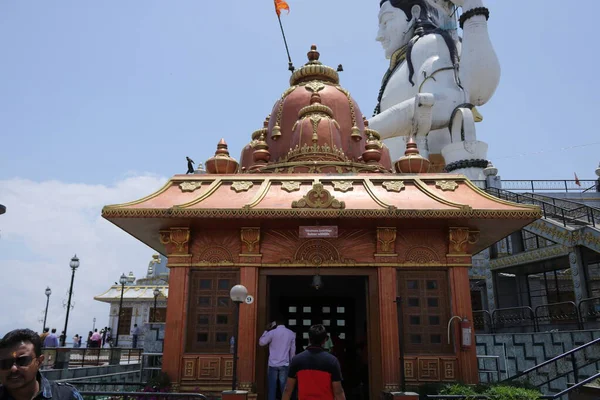 Persone Che Visitano Tempio Lord Shiva Statua Del Grande Signore — Foto Stock