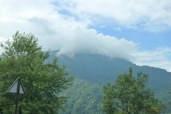 その上に雲と山の風景 — ストック写真