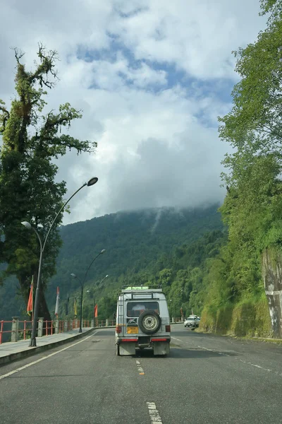 Uma Estrada Montanha Com Carros Céu Azul Nublado Sikkim Índia — Fotografia de Stock