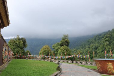 Ravangla Sikkim, Hindistan 'da bulutlu gökyüzü ve yeşil ormanlı dağ manzarası