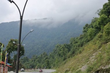 Hindistan, Sikkim 'de bulutlu gökyüzü olan dağda bir yol.