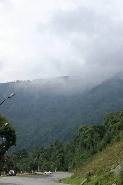 Hindistan Sikkim Bulutlu Gökyüzü Olan Dağda Bir Yol — Stok fotoğraf