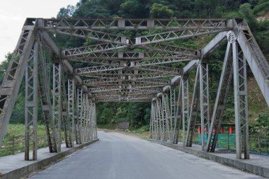 Güney Sikkim Hindistan dağlarındaki küçük metal köprü.