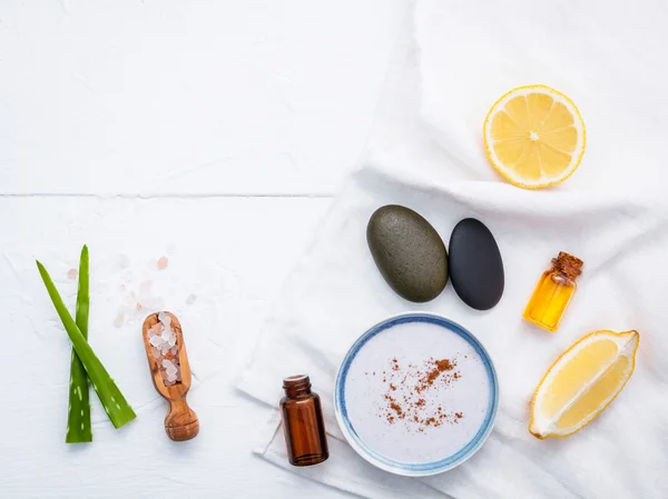 Hjemmelavet hudpleje og kropskrubbe med naturlige ingredienser citron - Stock-foto