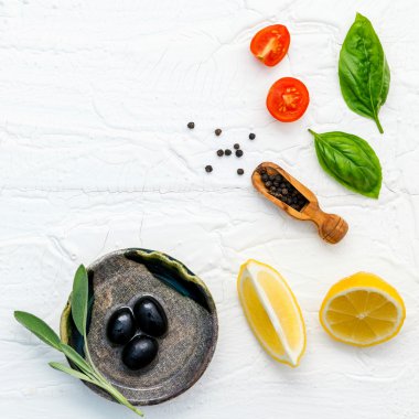 Gıda arka plan taze otlar domates, limon dilimi, siyah pe ile