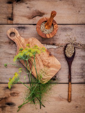 Rezene ve kurutulmuş rezene tohumu r çiçek açması dalı kadar kapatın