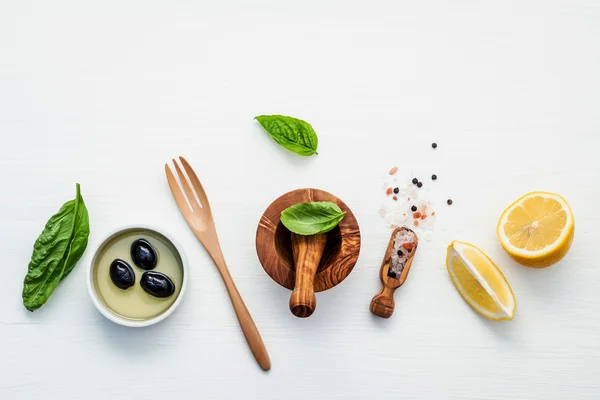 Vinagrete de manjericão doce ingredientes de molho em bac de madeira branca — Fotografia de Stock