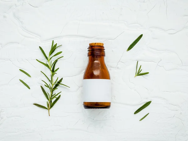 Ramo fresco di rosmarino con set bottiglia di olio essenziale su whi — Foto Stock