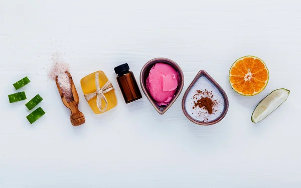 Cura della pelle fatta in casa e scrub per il corpo con ingredienti naturali aloe — Foto Stock
