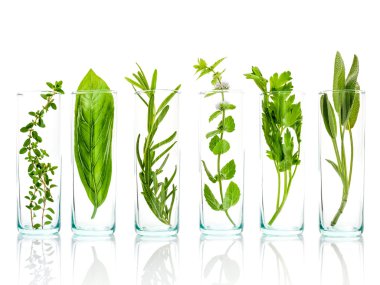 Uçucu yağlar taze otlar ile şişe kapatın. Adaçayı, gül