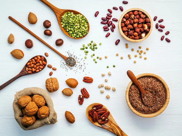 Çeşitli baklagiller ve fındık farklı kase ve kaşık 