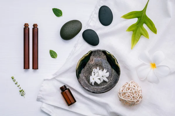 Alternatieve geneeskunde en aromatherapie fles etherische olie wi — Stockfoto