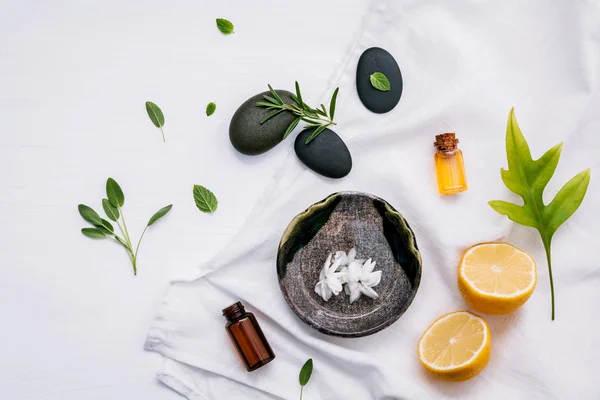 Alternativní medicíny a aromaterapie láhev esenciální olej wi — Stock fotografie